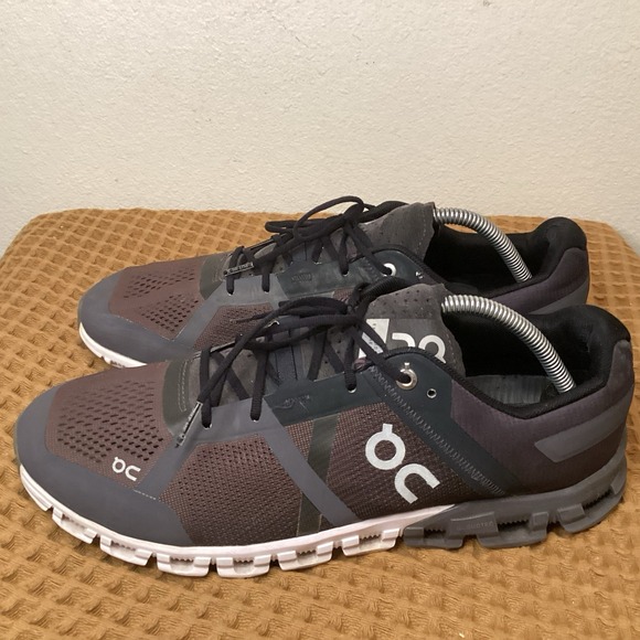 On Cloud Cloudflow Running Shoes Mens Size 10 Black Gray Athletic Sneakers - Picture 1 of 9